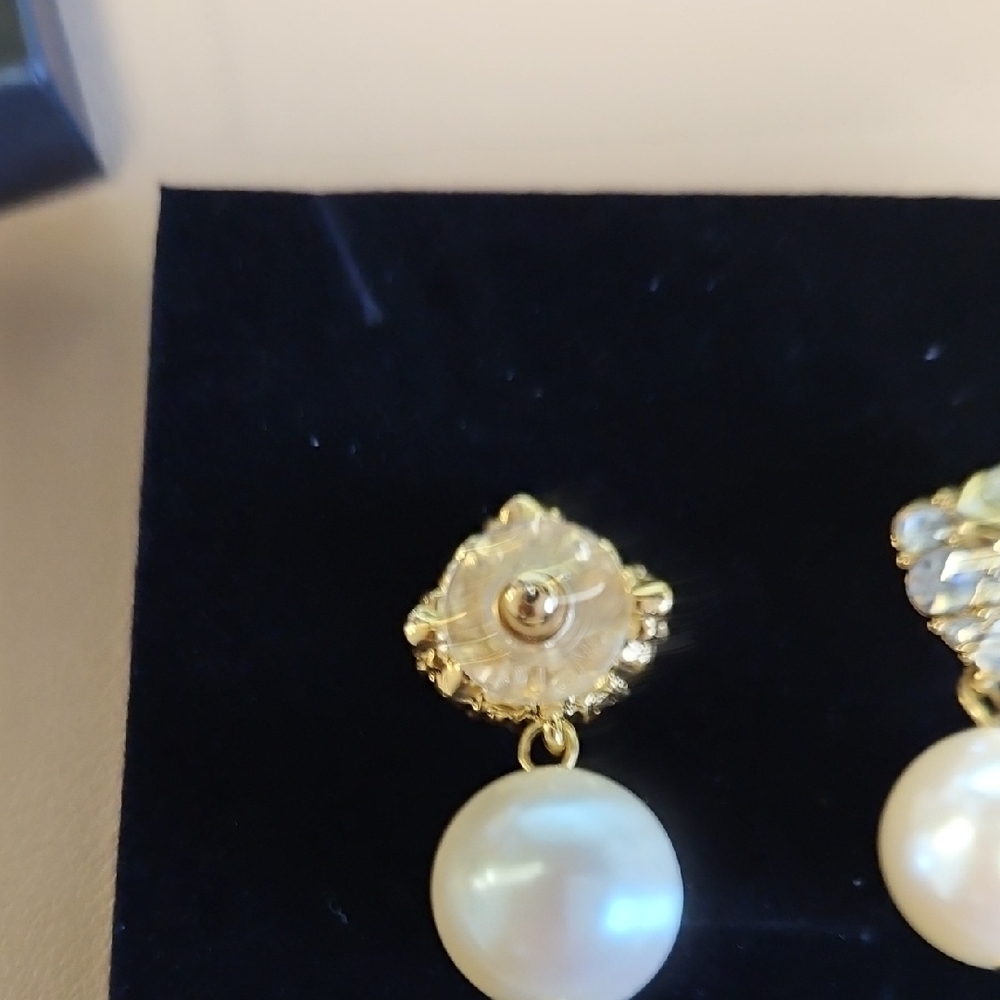 Elegant Gold and Pearl Drop Earrings - Picture 2 of 2